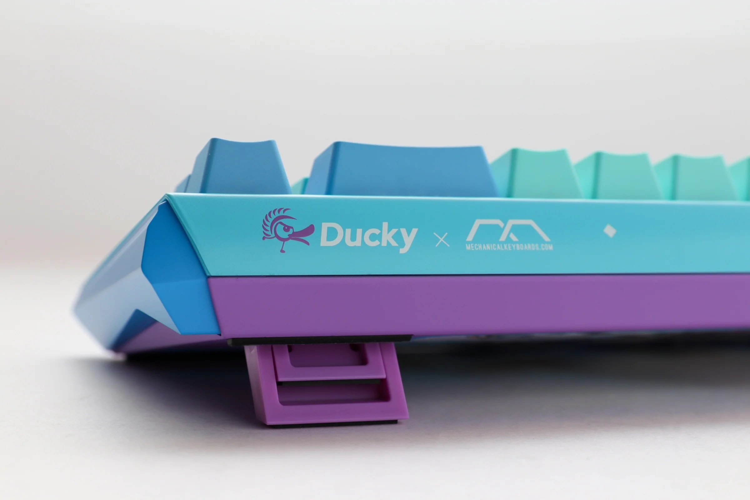 Ducky x MK One 3 SF Frozen Llama 65% Hotswap RGB Limited Edition Mechanical Keyboard - Image 6