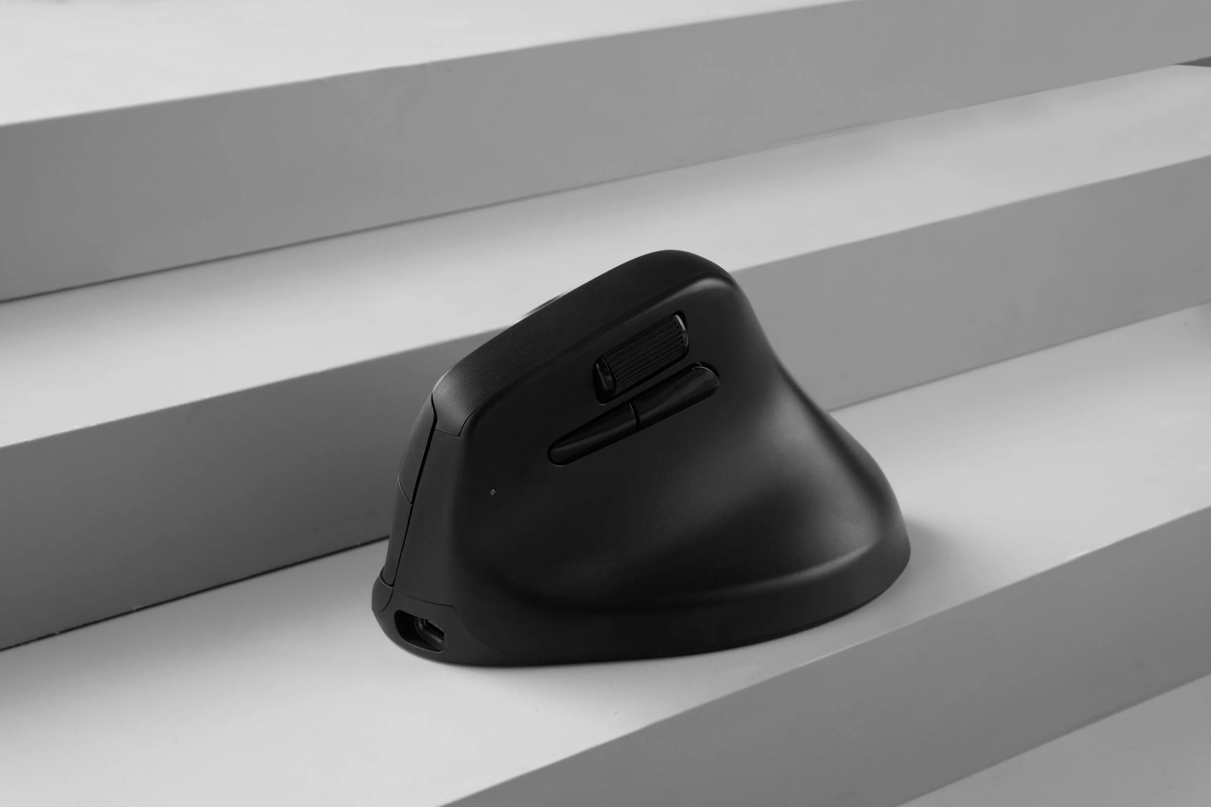 Keychron M5 8K Wireless Vertical Mouse - Image 7