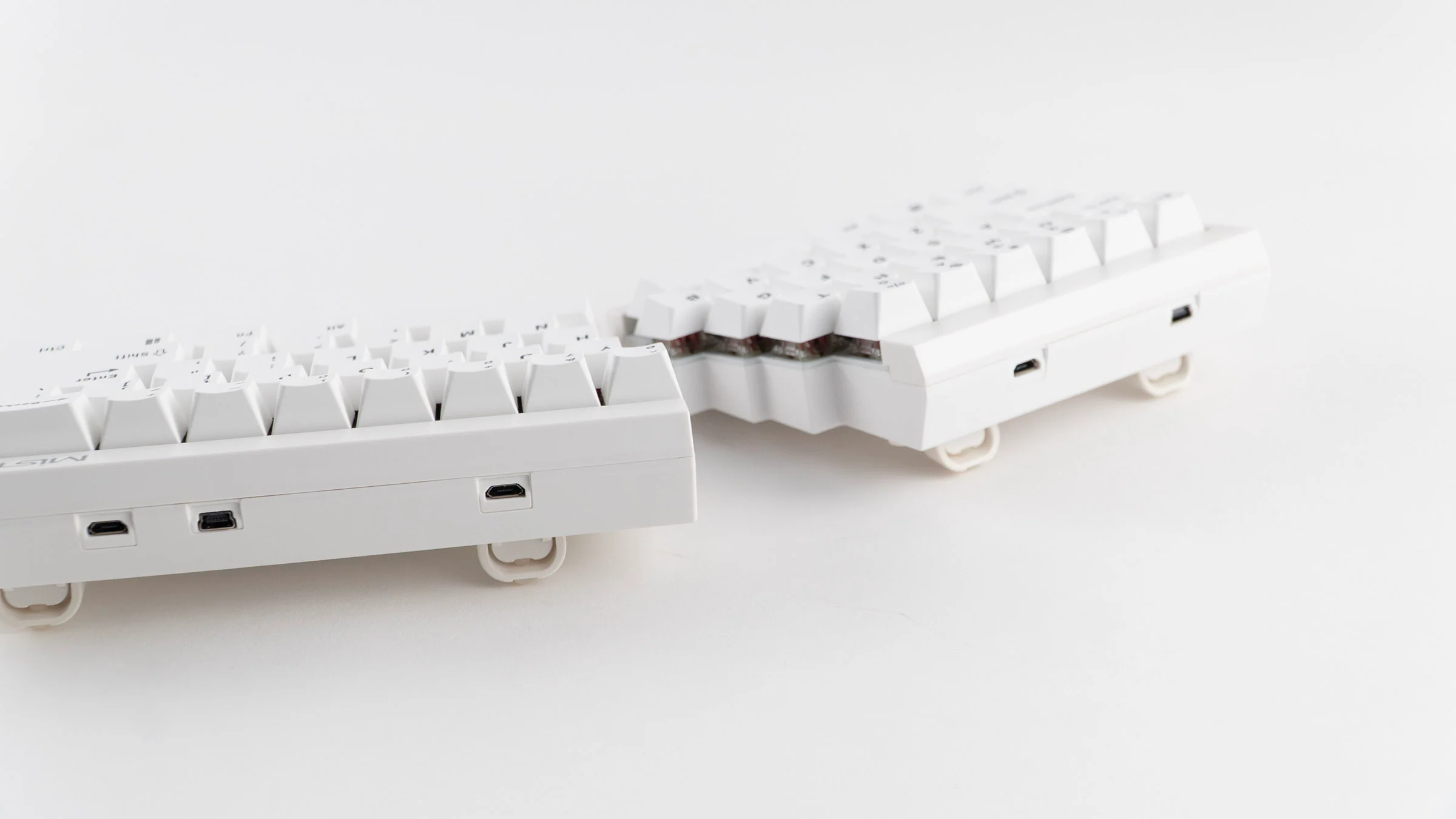 Mistel Barocco White 60% RGB Double Shot PBT Mechanical Keyboard - Image 5